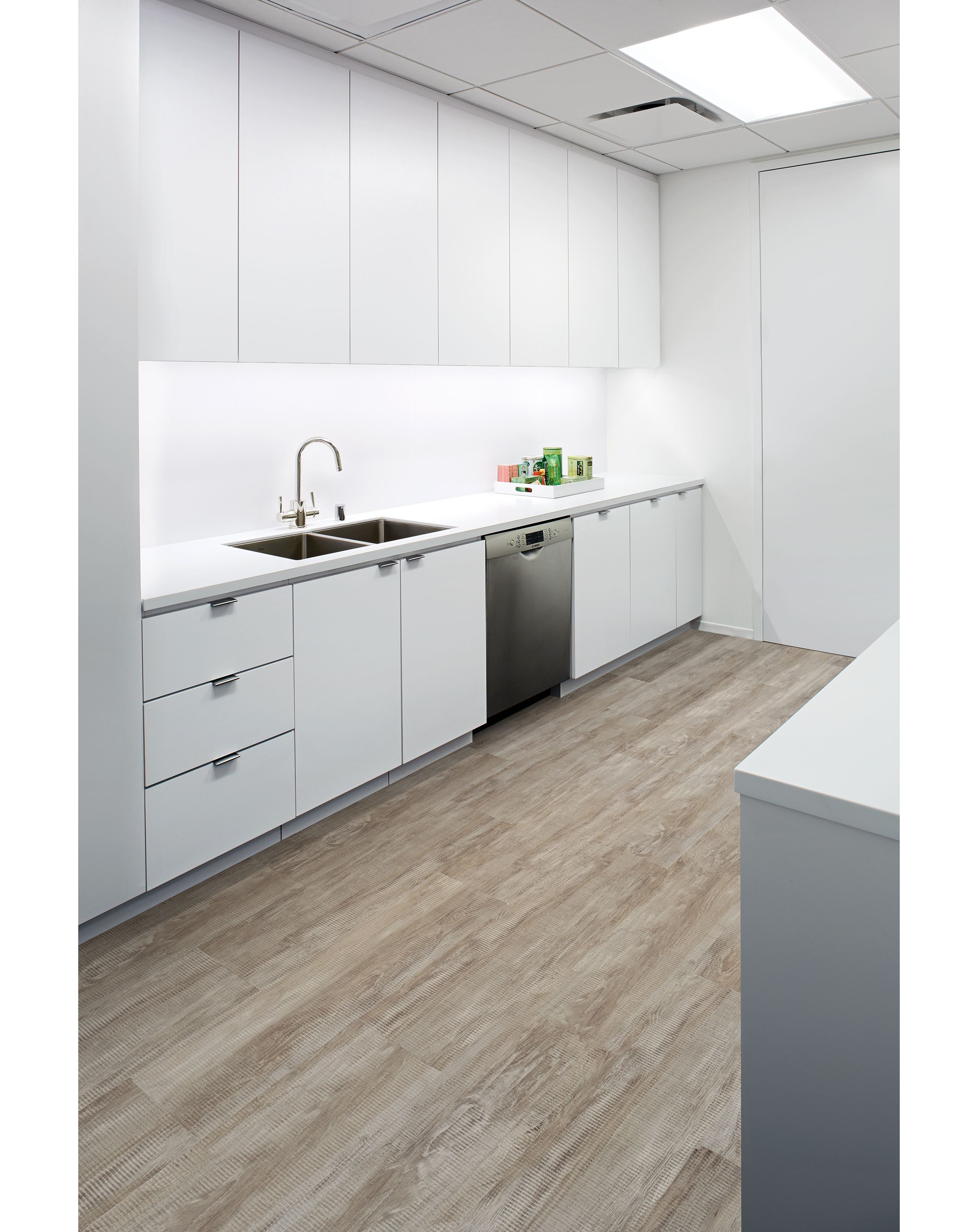 Interface Textured Woodgrains LVT in kitchen area with sink número de imagen 3